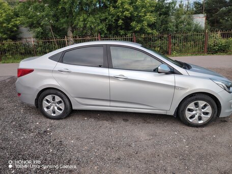 2016 Hyundai Solaris I Рестайлинг, серебристый, 945000 рублей, вид 3