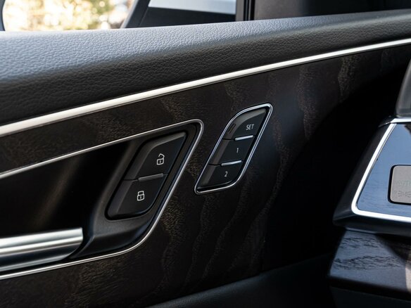 2021 Audi Q8 55 TFSI I (4M), белый, 9750000 рублей - вид 22