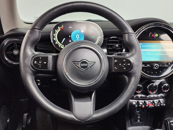 2022 Mini Hatch Cooper III (F55/F56) Рестайлинг 2, белый, 2051000 рублей - вид 5