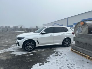 2020 BMW X5 40i IV (G05/G18), белый, 6900000 рублей, вид 3