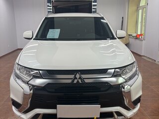 2021 Mitsubishi Outlander III Рестайлинг 3, белый, 2034000 рублей, вид 2