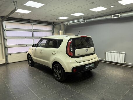 2017 Kia Soul II Рестайлинг, бежевый, 1436000 рублей, вид 4