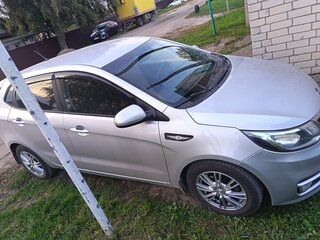 2016 Kia Rio III Рестайлинг, серебристый, 940000 рублей, вид 3