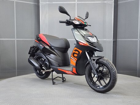 2025 Aprilia SR 125, чёрный, 243000 рублей, вид 2