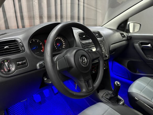 2010 Volkswagen Polo V, серебристый, 399888 рублей - вид 4