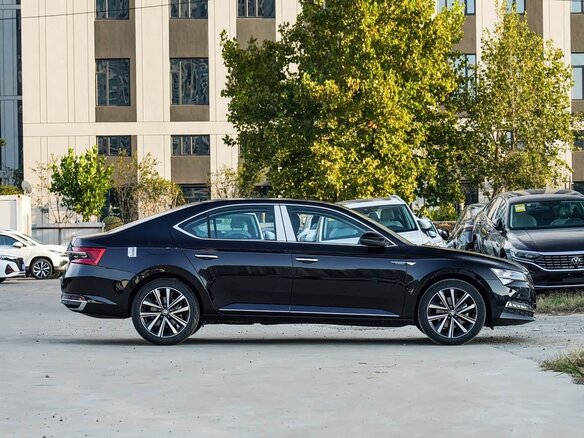 2026 Skoda Superb III Рестайлинг, чёрный, 2780070 рублей - вид 4