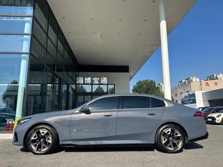 2026 BMW i5 Long eDrive35L, голубой, 6333666 рублей, вид 5