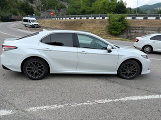 2020 Toyota Camry VIII (XV70), белый, 2500000 рублей, вид 3