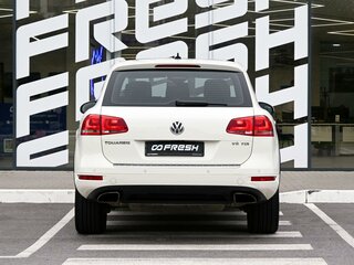 2011 Volkswagen Touareg II, белый, 2199000 рублей, вид 4
