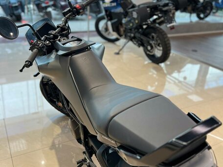 2026 Husqvarna Svartpilen 401, чёрный, 750000 рублей, вид 4