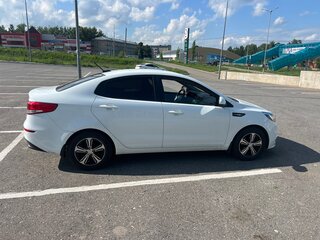2017 Kia Rio III Рестайлинг, белый, 1200000 рублей, вид 3