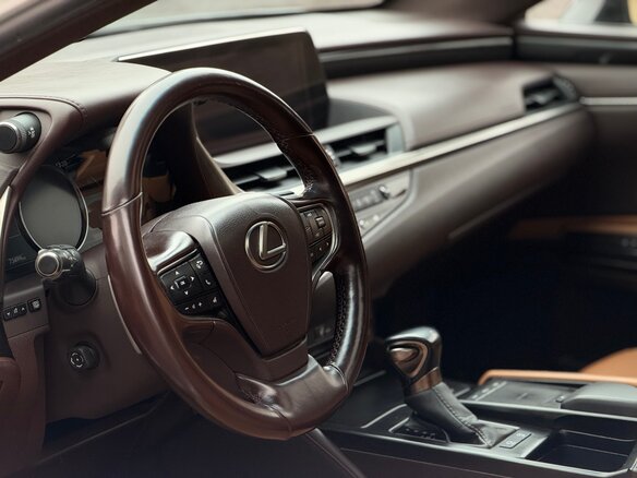2021 Lexus ES 250 VII Рестайлинг, белый, 3490000 рублей - вид 6