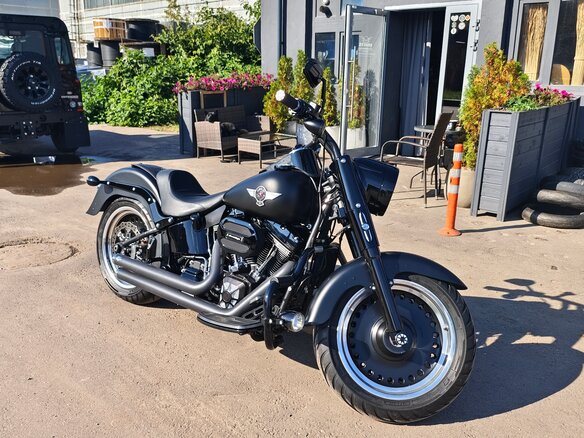 2016 Harley-Davidson Fat Boy, чёрный, 2250000 рублей - вид 1