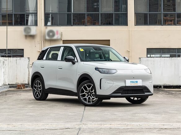 2026 Leapmotor A10 53 kWh, серебристый, 2199000 рублей - вид 1