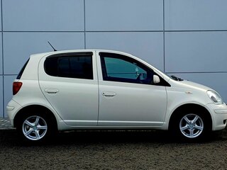 2003 Toyota Vitz I (P10), белый, 560000 рублей, вид 4
