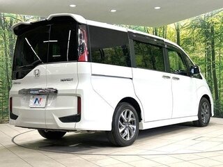 2017 Honda Stepwgn Spada V Рестайлинг, белый, 1550000 рублей, вид 3