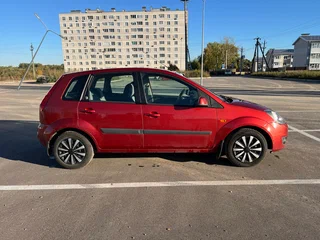 2008 Ford Fiesta Mk5, красный, 399000 рублей, вид 4