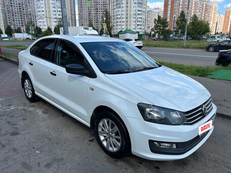 2018 Volkswagen Polo V Рестайлинг, белый, 900000 рублей, вид 3