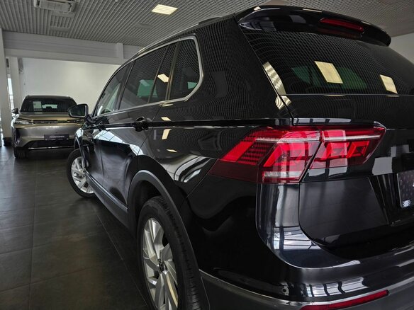 2021 Volkswagen Tiguan II Рестайлинг, чёрный, 3099000 рублей - вид 9