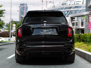 2026 Rolls-Royce Cullinan Black Badge I Рестайлинг (Series II), чёрный, 66500000 рублей, вид 4
