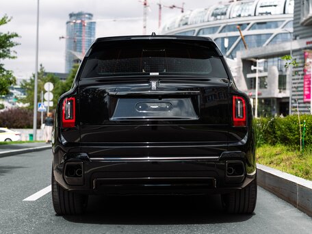 2026 Rolls-Royce Cullinan Black Badge I Рестайлинг (Series II), чёрный, 66500000 рублей, вид 4