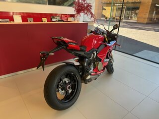 2023 Ducati Panigale V4, красный, 6900000 рублей, вид 4