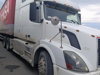 2004 Volvo VNL, белый, 2000000 рублей, вид 2