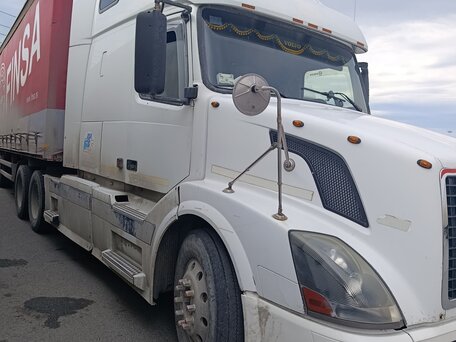 2004 Volvo VNL, белый, 2000000 рублей, вид 2