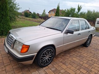 1988 Mercedes-Benz W124 230 4-speed, серебристый, 430000 рублей, вид 3