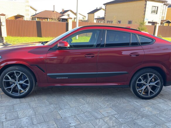 2020 BMW X6 30d III (G06), красный, 8009009 рублей - вид 1