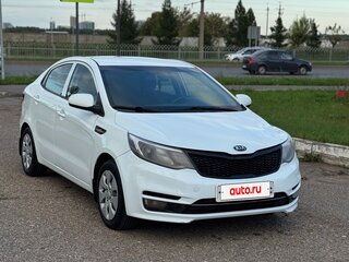 2017 Kia Rio III Рестайлинг, белый, 590000 рублей, вид 3