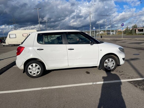 2012 Skoda Fabia II Рестайлинг, белый, 265000 рублей - вид 2