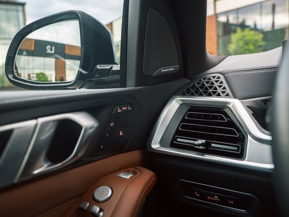 2025 BMW X7 40d I (G07) Рестайлинг, серый - вид 15