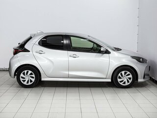 2020 Toyota Yaris IV, серый, 1229000 рублей, вид 5