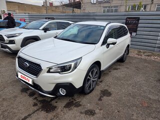 2017 Subaru Outback V Рестайлинг, белый, 1900000 рублей, вид 3