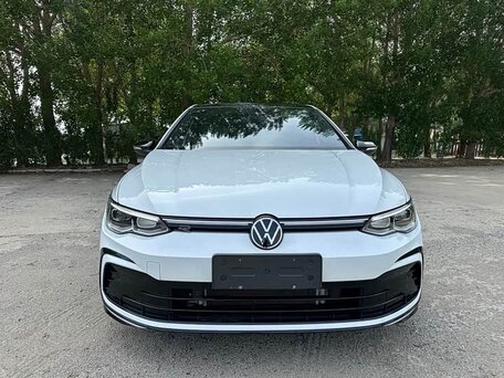 2023 Volkswagen Golf VIII, белый, 1910000 рублей, вид 2
