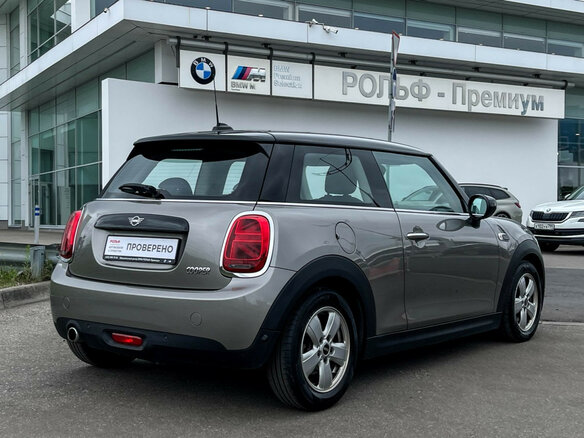2020 Mini Hatch Cooper III (F55/F56) Рестайлинг, серебристый - вид 4