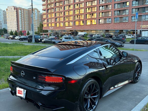 2023 Nissan Z, чёрный, 7900000 рублей - вид 2