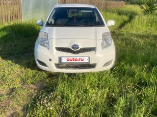 2009 Toyota Yaris II Рестайлинг, белый, 500000 рублей, вид 4