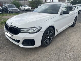 2022 BMW 5 серии 530i xDrive VII (G30/G31/G38) Рестайлинг, белый, 4350000 рублей, вид 3