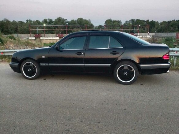 1997 Mercedes-Benz E-Класс 290 II (W210, S210), чёрный, 1000000 рублей - вид 3