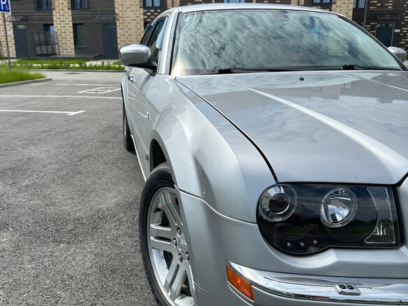2005 Chrysler 300C I, серебристый, 1300000 рублей - вид 8