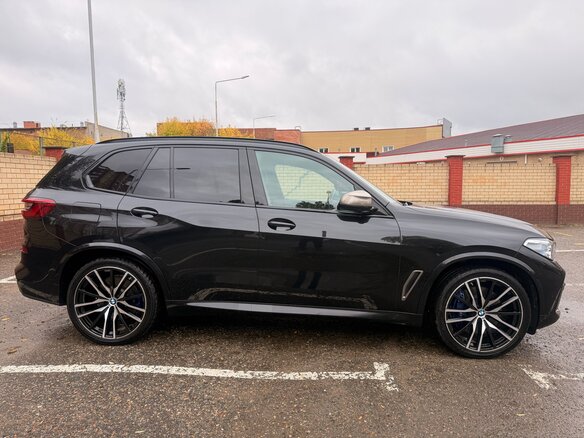 2019 BMW X5 M50d IV (G05/G18), чёрный, 7300000 рублей - вид 3