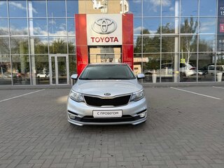 2015 Kia Rio III Рестайлинг, серебристый, 980000 рублей, вид 1