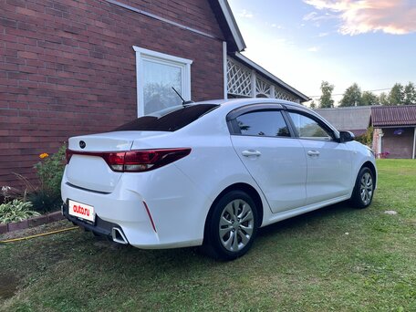 2021 Kia Rio IV Рестайлинг, белый, 1050000 рублей, вид 4