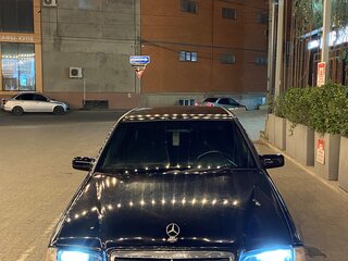 1998 Mercedes-Benz C-Класс 200 I (W202) Рестайлинг, чёрный, 450000 рублей, вид 2