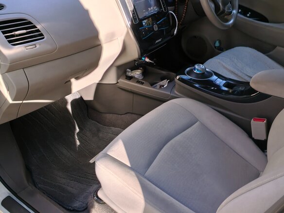 2012 Nissan Leaf (EM57) I (ZE0/AZE0), белый, 808000 рублей - вид 13