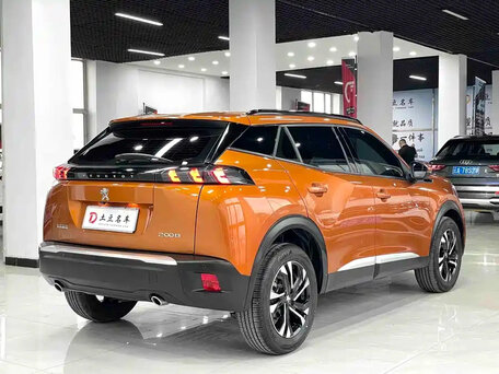 2022 Peugeot 2008 II, оранжевый, 1540000 рублей, вид 2