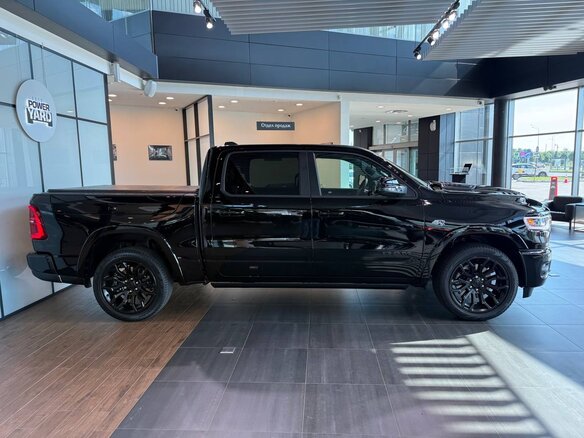 2026 Ram 1500 Crew Cab eTorque V Рестайлинг, чёрный - вид 3
