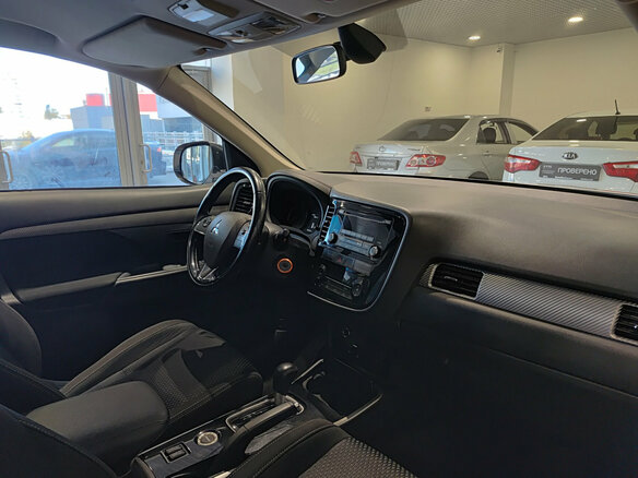 2017 Mitsubishi Outlander III Рестайлинг 2, белый, 1750000 рублей - вид 10